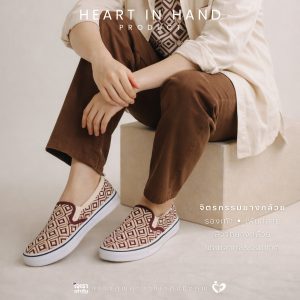 รองเท้าผ้าใบ เพ้นท์ลายสีจากยางกล้วย size 39 | Heart in Hand Product จิตรกรรมยางกล้วย (คัดลอก)